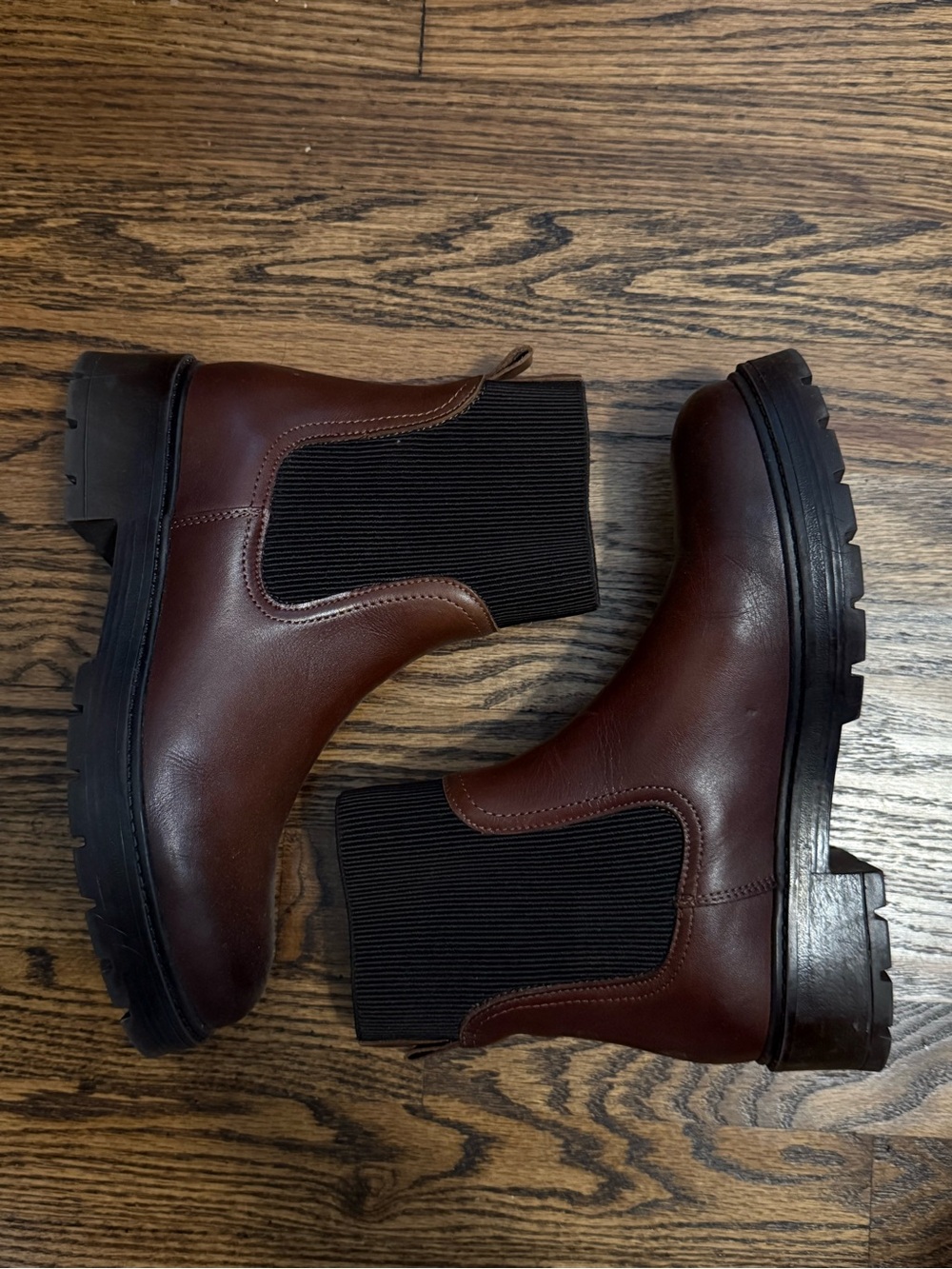 Bootlegger Women’s Brown Chelsea Lug Boots